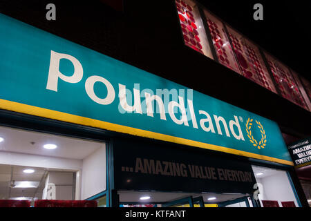 Poundland-Beschilderung und Ladeneingang an der King Street, Hammersmith, London, W6, Großbritannien Stockfoto