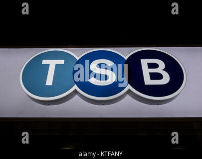 TSB Bank plc signage außerhalb der King Street Niederlassung in Hammersmith, London, UK Stockfoto