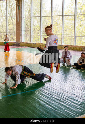 Lemberg, Ukraine - April 25.2015: Wettbewerber in den Kampfkünsten in der Turnhalle in der City Park in Lviv, Ukraine durchführen Stockfoto