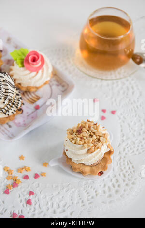 Lecker verschiedene Kuchen mit auf weißem Hintergrund Stockfoto