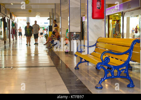 Shoppingfans schlendern im Untergeschoss Foyer des Parque Santiago Einkaufszentrum in Playa de las Americas Teneriffe. Stockfoto