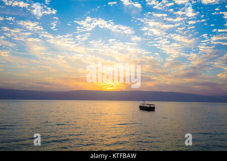 Schönen See von Galiläa in den Morgen. Sonnenaufgang über Kinneret Stockfoto