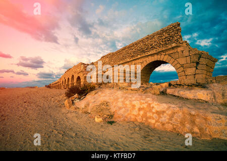 Alte Aquädukt am Strand in Caesarea, Israel Stockfoto