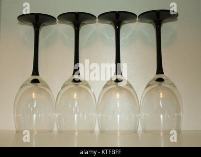 Wein Glas vor einem weißen Hintergrund Stockfoto