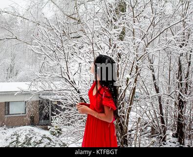 Rot Mädchen im Schnee Winter in Finnland Stockfoto