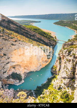 Foto des schönen und klaren blauen Wasser der Gorges du Verdon Flusses, Canyon, und See in Frankreich mit Blick von oben und Kajaks unten. Stockfoto