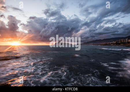 Lange Belichtung und Sonnenuntergang seascape der mediterranen Stadt Alanya in der Türkei Stockfoto