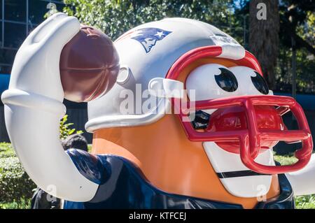 Die Reforma Avenue, MEXICO CITY, 13. November 2017 - NFL Ball Parade 2017 anlässlich der Übereinstimmung zwischen Patrioten und Räuber an der Azteken Stadion. Stockfoto