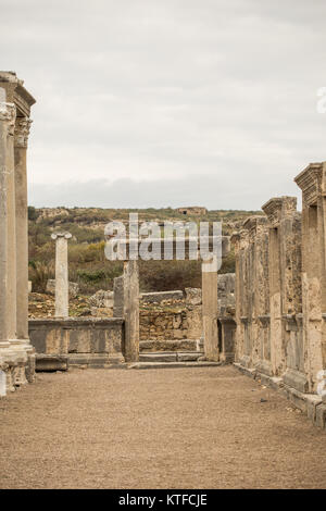 Collonade und Arch im antiken Perge. Vertikale erschossen. Stockfoto