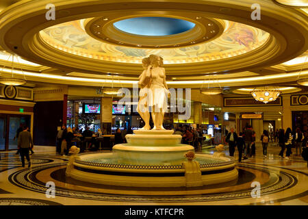Las Vegas, Nevada, Vereinigte Staaten von Amerika - 19. November 2017. Lobby des Caesars Palace Casino Hotel in Las Vegas, mit Statuen und Menschen. Stockfoto