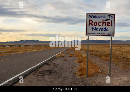 Rachel, Nevada, Vereinigte Staaten von Amerika -" November 21, 2017. Zu Rachel, Nevada Schild auf der SR-375 Autobahn in Rachel, NV Willkommen. Stockfoto