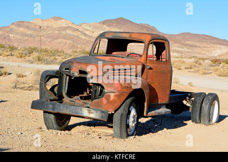 Beatty, Nevada, Vereinigte Staaten von Amerika - 22. November 2017. Verlassenen alten Pickup Auto in Rhyolith Geisterstadt in der Nähe von Beatty, Nevada, Vereinigte Staaten von Am Stockfoto