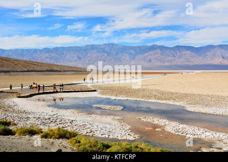 Death Valley National Park, Kalifornien, USA - 23. November 2017. Anzeigen von Badwater Basin, in Höhe von 85,5 Meter unter dem Meeresspiegel, im Tod Val Stockfoto