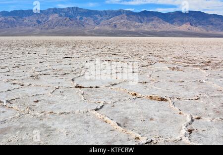 Krauser Salt Flats ständig verdunsten Bett von salzig, mineralisierten Wasser am Badwater Basin im Death Valley National Park in den USA. Stockfoto