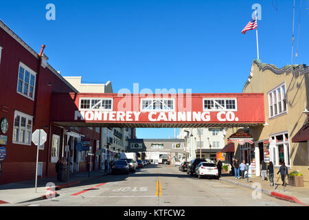 Monterey, Kalifornien, Vereinigte Staaten von Amerika - 29. November 2017. Street View in der Cannery Row in Monterey, mit historischen Gebäuden, Holz Stockfoto