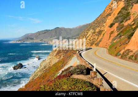 Highway 1 entlang der Pazifikküste in Big Sur State Parks in Kalifornien. Stockfoto