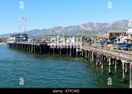 Santa Barbara, Kalifornien, Vereinigte Staaten von Amerika - 30. November 2017. Stearns Wharf historischen hölzernen Pier in Santa Barbara, CA, mit Autos, Commercia Stockfoto