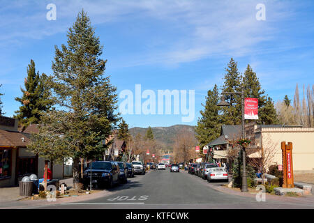 Big Bear Lake, Kalifornien, Vereinigte Staaten von Amerika - Dezember 2, 2017. Blick auf die Hauptstraße, Pine Knot Avenue, in Big Bear Lake, mit Gebäuden, Autos Stockfoto