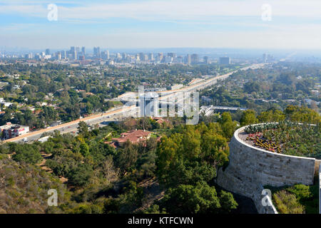 Los Angeles, Kalifornien, Vereinigte Staaten von Amerika - Dezember 3, 2017. Blick über Los Angeles über den Kaktus Garten des Getty Center, in Richtung Centu Stockfoto