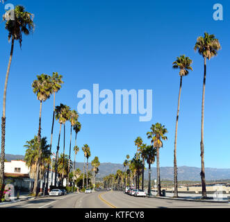 Santa Barbara, Kalifornien, Vereinigte Staaten von Amerika - 30. November 2017. Blick auf der State Street in Santa Barbara, CA, mit Wohnbauten, Autos und p Stockfoto