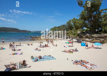 Menschen Entspannen und Sonnenbaden auf Balmoral Beach in Mosman, Sydney, Australien Stockfoto