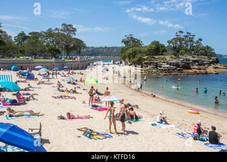 Menschen Entspannen und Sonnenbaden auf Balmoral Beach in Mosman, Sydney, Australien Stockfoto