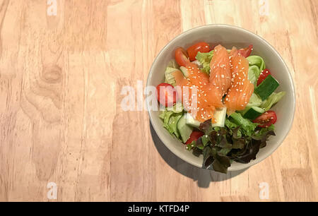 Gesunde lachs Salat mit Zitrone Dressing Stockfoto