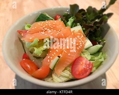 Gesunde lachs Salat mit Zitrone Dressing Stockfoto