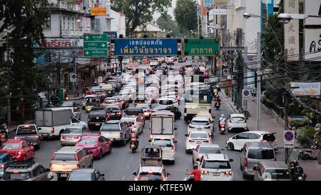 Verkehr auf Maha Chai Road Khwaeng Wang Burapha Phirom, Bangkok Thailand Stockfoto