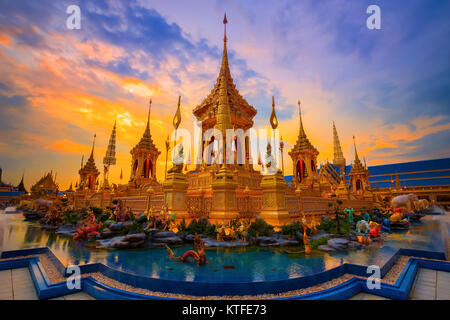 Die königliche Krematorium von Seiner Majestät König Bhumibol Adulyadej steht in Sanam Luang vor dem Grand Palace. BANGKOK, THAILAND - 15. NOVEMBER Stockfoto
