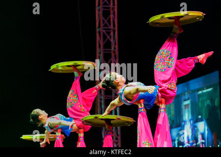 BANGKOK, THAILAND - 20. FEBRUAR 2016: Jinan acrobatic troupe in Rama IX Park in einem chinesischen Neujahrsfest. Die Gruppe ist eine der Bes Stockfoto