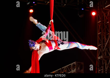 BANGKOK, THAILAND - 20. FEBRUAR 2016: Jinan acrobatic troupe in Rama IX Park in einem chinesischen Neujahrsfest. Die Gruppe ist eine der Bes Stockfoto