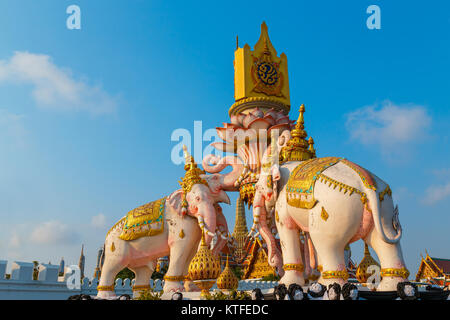 Die Elefanten Statuen vor der Wat Phrakew Tempel und dem Grand Palace von Thailand BANGKOK, THAILAND - 21. FEBRUAR 2017: Die Elefanten Statuen in Stockfoto