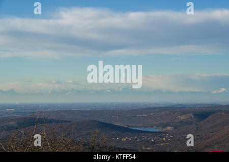 Blick auf das Gebiet von Carso vom Gipfel des Ermada mit dem See von Doberdò und den Alpen im Hintergrund Stockfoto