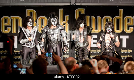 Die US-amerikanische Rockband Kiss nimmt an einer Pressekonferenz in der schwedischen Musik Festival Sweden Rock Festival 2013. Hier Band Die Band Mitglieder stehen Seite an Seite (L-R): Tommy Thayer, Gene Simmons, Paul Stanley, Eric Singer. Schweden, 06/06 2013. Stockfoto