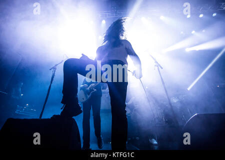 Der norwegischen Black Metal und heavy metal band Kvelertak führt ein Live Konzert in Sentrum Scene. Hier Sänger Erlend Hjelvik wird gesehen, live auf der Bühne. Norwegen, 11/03 2016. Stockfoto