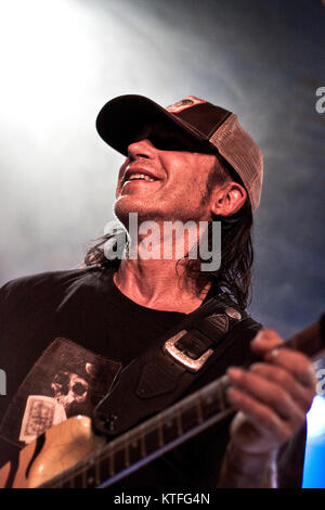 Die amerikanische Hard Rock Band Lynch Mob führt ein Live Konzert im Gamla in Oslo. Hier Musiker George Lynch an der Gitarre ist live auf der Bühne gesehen. Norwegen, 21.11.2010. Stockfoto