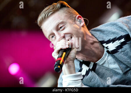 Die amerikanische Hip-Hop-Duo Macklemore & Ryan Lewis führt ein Live Konzert in der norwegischen Musik Festival Hovefestivalen 2013. Das Duo besteht aus den rapper Macklemore (dargestellt) und der Produzent Ryan Lewis, die sowohl aus Seattle stammen. Norwegen, 02/07 2013. Stockfoto