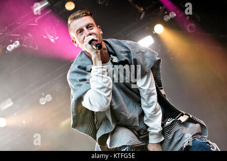 Die amerikanische Hip-Hop-Duo Macklemore & Ryan Lewis führt ein Live Konzert in der norwegischen Musik Festival Hovefestivalen 2013. Das Duo besteht aus den rapper Macklemore (dargestellt) und der Produzent Ryan Lewis, die sowohl aus Seattle stammen. Norwegen, 02/07 2013. Stockfoto