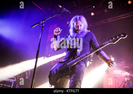 Norwegen, Oslo - November 20, 2017. Die amerikanische metal band Mastodon führt ein Live Konzert in Sentrum Scene in Oslo. Hier Bassist und Sänger Troy Sanders ist live auf der Bühne gesehen. (Foto: Gonzales Foto - Terje Dokken). Stockfoto