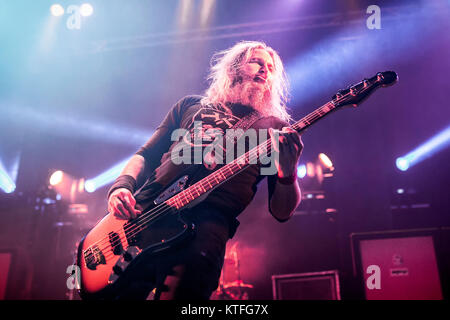 Norwegen, Oslo - November 20, 2017. Die amerikanische metal band Mastodon führt ein Live Konzert in Sentrum Scene in Oslo. Hier Bassist und Sänger Troy Sanders ist live auf der Bühne gesehen. (Foto: Gonzales Foto - Terje Dokken). Stockfoto
