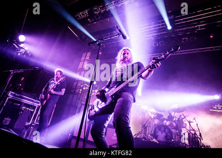 Norwegen, Oslo - November 20, 2017. Die amerikanische metal band Mastodon führt ein Live Konzert in Sentrum Scene in Oslo. Hier Bassist und Sänger Troy Sanders ist live auf der Bühne gesehen. (Foto: Gonzales Foto - Terje Dokken). Stockfoto