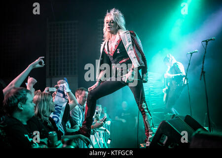 Die finnische Rock Musiker und Glam Rock Sänger Michael Monroe führt Live at Gjerdrum Kulturhus. Michael Monroe war wie die Sänger der Bands Hanoi Rocks, Abriss 23 und Jerusalem Slim bekannt. Norwegen, 22/10 2016. Stockfoto