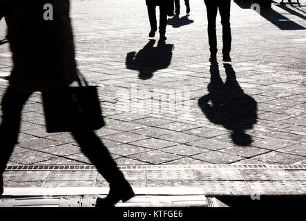 Menschen Silhouetten und Schatten auf den Straßen der Stadt in Schwarz und Weiß Stockfoto