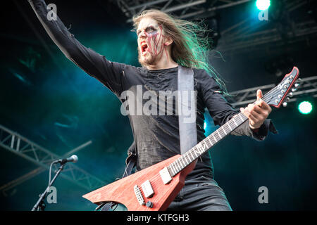 Norwegen, Borre - 19. August 2017. Die Finnischen pagan metal band Moonsorrow führt ein Live Konzert am während der norwegischen Metal Festival Midgardsblot Festival 2017 in Borre. Hier Gitarrist Mitja Harvilahti wird gesehen, live auf der Bühne. Stockfoto