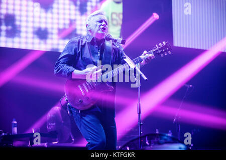 Die englische Rockband Neuer Auftrag führt ein Live Konzert in der norwegischen Musik Festival Øyafestivalen 2016 in Oslo. Hier Sänger und Musiker Bernard Sumner ist live auf der Bühne gesehen. Norwegen, 12/08 2016. Stockfoto