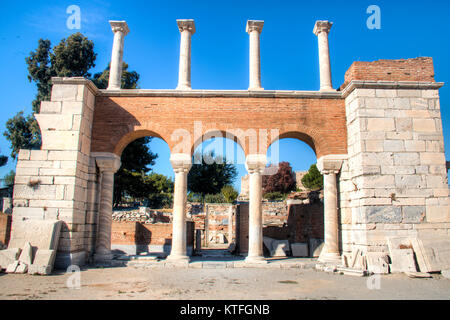 Die Ruinen der Basilika Saint John's in der Stadt Selcuk in der Nähe der berühmten Ruinen von Ephesus in der Türkei. Es wird gesagt, dass der Evangelist Johannes hier begraben wurde Stockfoto