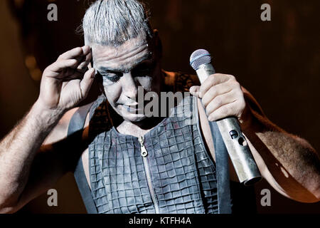 Rammstein, die deutsche Industrial Metal Band, führt ein Live Konzert in Vallhall Arena in Oslo. Hier charakteristischen Sänger der Band Till Lindemann ist live auf der Bühne gesehen. Norwegen, 19.02.2012. Stockfoto