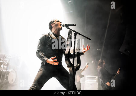 Norwegen, Oslo - November 24, 2017. Der norwegischen Black Metal Band Satyricon führt ein Live Konzert in Sentrum Scene in Oslo. Hier Sänger Satyr gesehen wird live auf der Bühne. (Foto: Gonzales Foto - Terje Dokken). Stockfoto