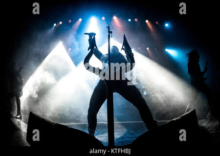 Norwegen, Oslo - November 24, 2017. Der norwegischen Black Metal Band Satyricon führt ein Live Konzert in Sentrum Scene in Oslo. Hier Sänger Satyr gesehen wird live auf der Bühne. (Foto: Gonzales Foto - Terje Dokken). Stockfoto